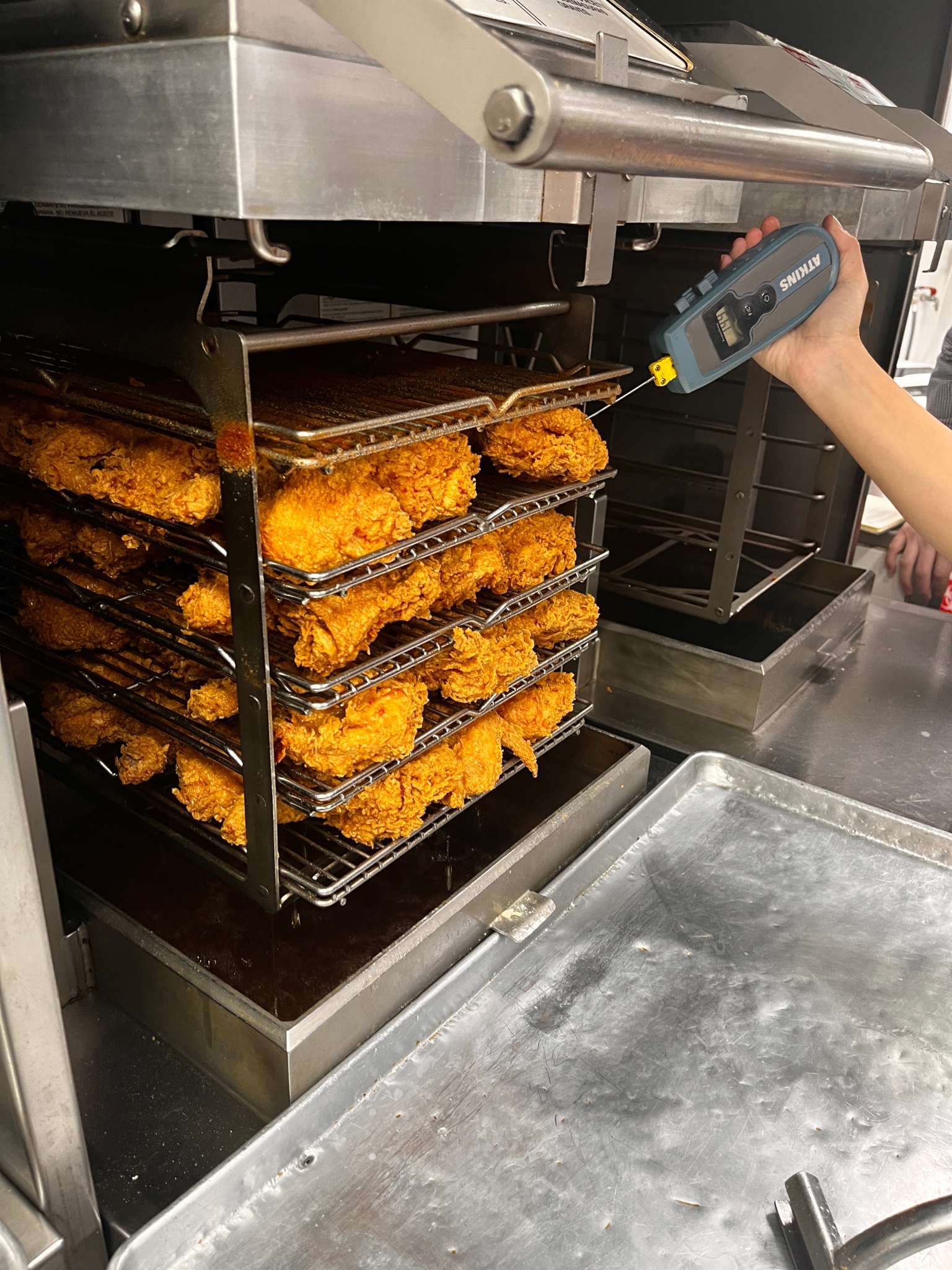 Henny Penny Velocity Pressure Fryer with fried chicken