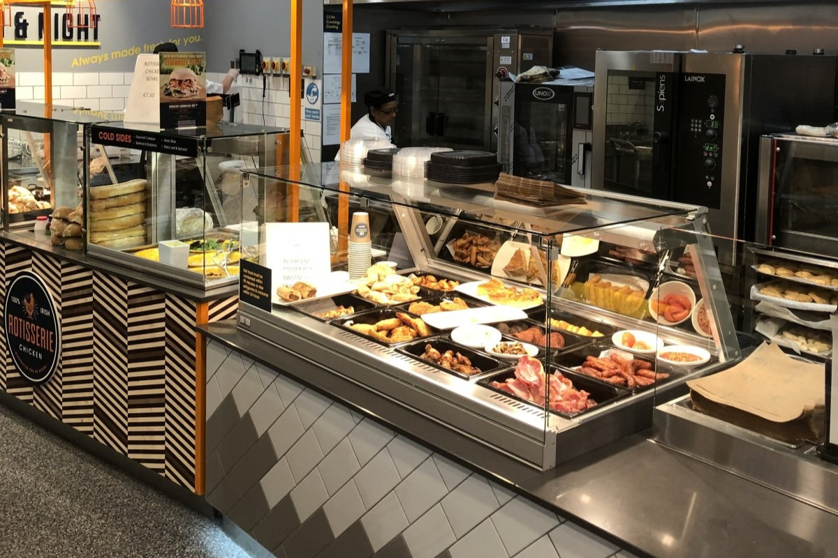 Ubert hot food merchandiser with food